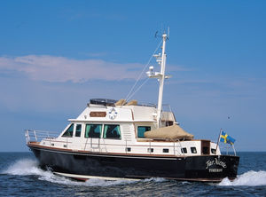 lancha Express Cruiser com motor de centro / bimotor / com flybridge / clássica