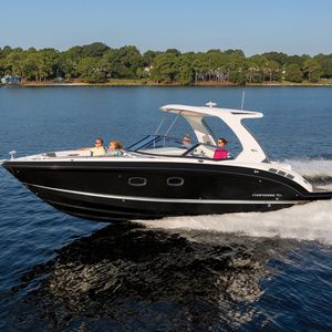 lancha Express Cruiser com motor de centro