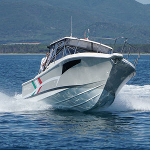 barco de pesca-passeio com motor de popa