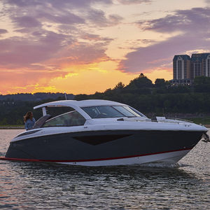 lancha Cabin Cruiser com motor de centro