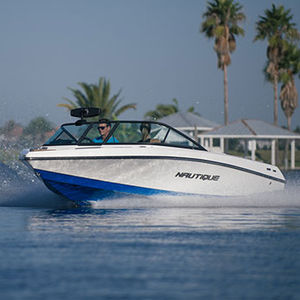 lancha de proa aberta com motor de centro / com console dupla / bowrider / para esqui aquático