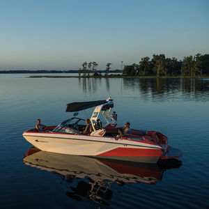 lancha de proa aberta de wakesurf