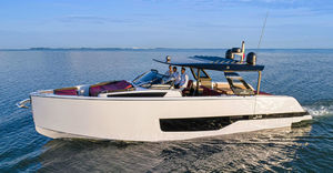 lancha Express Cruiser com motor de centro