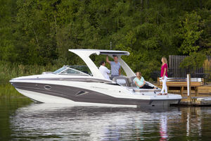 lancha Cabin Cruiser com motor de centro