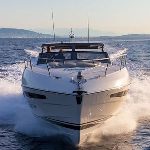 lancha Express Cruiser com motor de centro