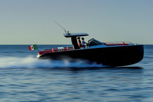 lancha Express Cruiser com motor de centro 1