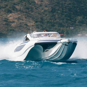 lancha Express Cruiser com motor de popa