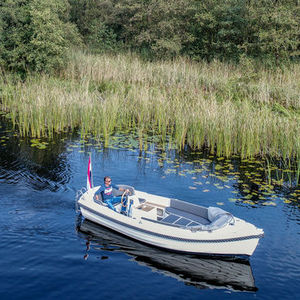 bote com motor de centro