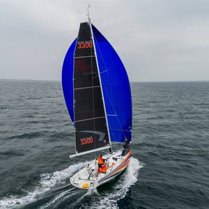 monocasco / de regata / de popa aberta / 2 cabines