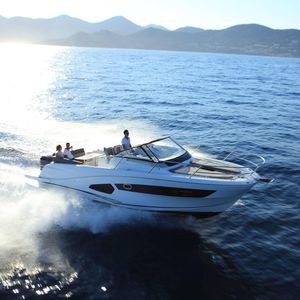 lancha Express Cruiser com motor de popa
