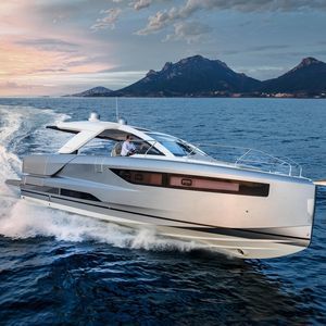 lancha Express Cruiser com motor de centro