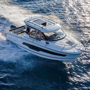 lancha Cabin Cruiser com motor de popa 1