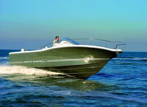 lancha Cabin Cruiser com motor de popa 1