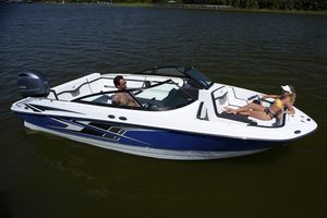 lancha de proa aberta com motor de popa / com console dupla / para esqui aquático / de wakeboard