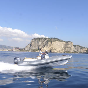 barco inflável com motor de popa