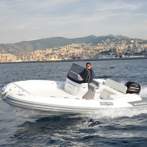 barco inflável com motor de popa 1