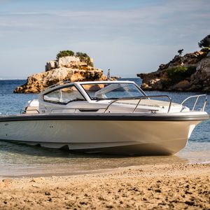 lancha Cabin Cruiser com motor de centro