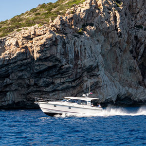 lancha Express Cruiser com motor de centro