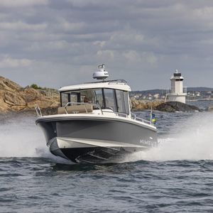 lancha Cabin Cruiser com motor de popa