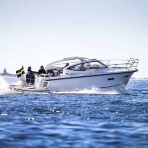 lancha Express Cruiser com motor de centro