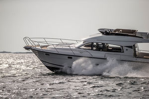 lancha Express Cruiser com motor de centro / com flybridge / de cruzeiro / máx. 12 pessoas