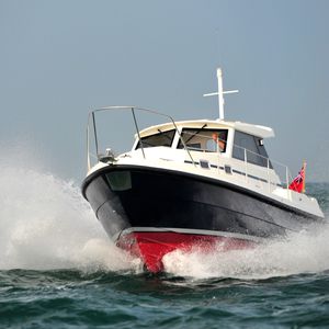 barco de pesca-passeio com motor de centro