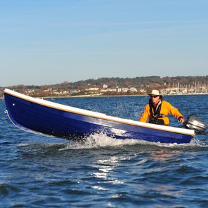 bote com motor de popa