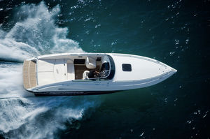lancha Cabin Cruiser com motor de centro