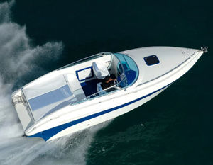 lancha Cabin Cruiser com motor de centro