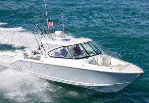lancha Express Cruiser com motor de popa