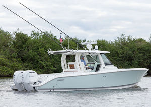 lancha Express Cruiser com motor de popa