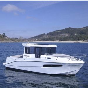 lancha Cabin Cruiser com motor de popa