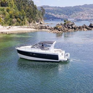 lancha Cabin Cruiser com motor de popa