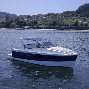 lancha Cabin Cruiser com motor de centro