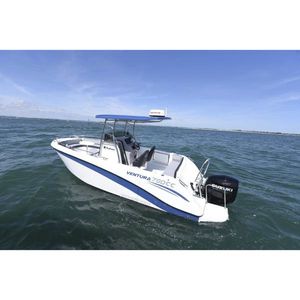 lancha Cabin Cruiser com motor de popa