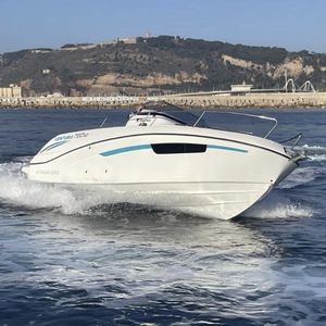 lancha Cabin Cruiser com motor de popa