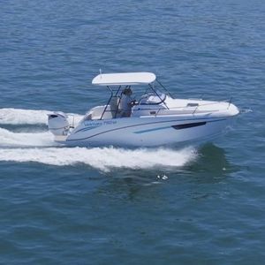 lancha Cabin Cruiser com motor de popa