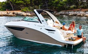 lancha Cabin Cruiser com motor de centro 1