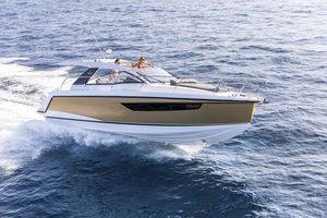 lancha Express Cruiser com motor de popa