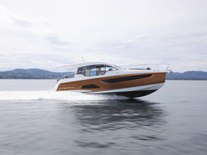 lancha Express Cruiser com motor de centro