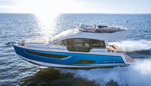 lancha Express Cruiser com motor de centro