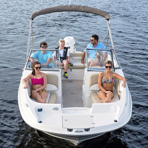 deck-boat com motor de popa