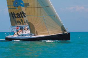 veleiro de cruzeiro e regata