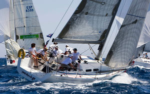 veleiro de cruzeiro e regata