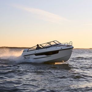 lancha Cabin Cruiser com motor de popa