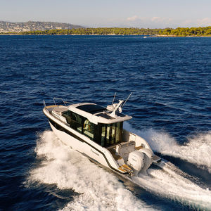 lancha Cabin Cruiser com motor de popa
