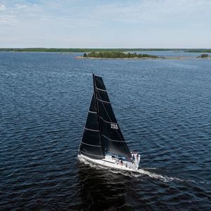 veleiro de cruzeiro e regata