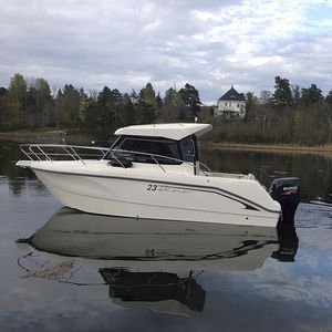 lancha Cabin Cruiser com motor de popa