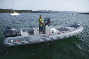 barco inflável com motor de popa