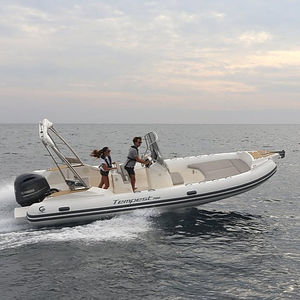 barco inflável com motor de popa